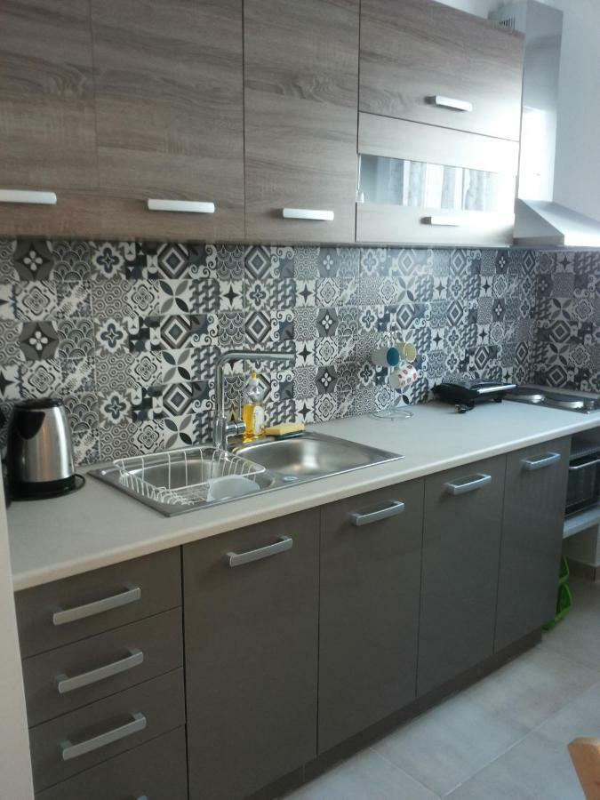 26 Prousis Apartment *