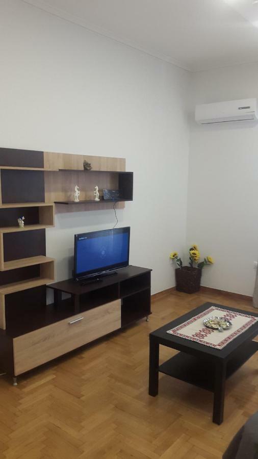 26 Prousis Apartment *